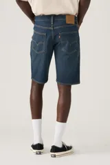 Short de denim azul de corte estándar, tiro medio y diseño clásico de cinco bolsillos.