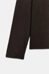 Camiseta de manga larga con cuello redondo, confeccionada en tejido de algodón con textura rústica y corte regular.