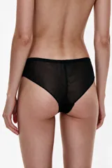 Bombacha colaless negra con frente de encaje floral y laterales de tela transparente.