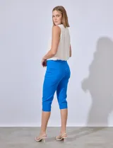 Pantalón capri de gabardina elastizada color salmón, marca Ruby Rd. Tiene pretina ancha elastizada, bolsillos simulados en la parte delantera y bolsillos aplicados en la parte trasera.