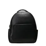 Mochila negra de cuero sintético con cierre de cremallera y asa superior. Tiene un bolsillo frontal con cremallera y dos bolsillos laterales abiertos.