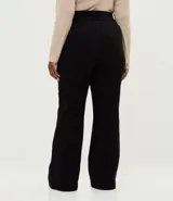 Pantalón de corte flare confeccionado en tejido punto roma, con cintura alta, nervadura delantera y acabado estructurado.