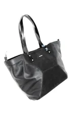 Bolso grande negro con paneles de gamuza natural suave al centro y 100 % cuero en los laterales. Presenta dos asas de mano con detalles estampados. Diseño moderno y espacioso, combinando texturas elegantes.