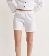 Short blanco de lino con cintura elástica.
