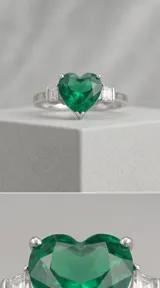 Anillo de plata 925 con piedra central en forma de corazón de color verde y detalles de circonias tipo baguette en los laterales.