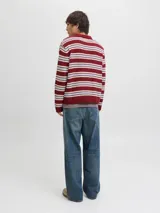 Polo tejido de manga larga con fit relajado, color rojo tibetano con rayas horizontales en blanco y celeste. Presenta medio cierre de botones.