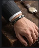 Pulsera de eslabones rectangulares con acabado facetado en color negro, fabricada en una combinación de acero y cerámica.