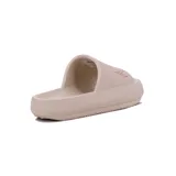 Chancletas Diadora Splash II color beige con logo de la marca en la tira.