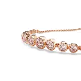 Pulsera bañada en tono oro rosa con cristales de talla redonda en Vintage Rose, engastados en bisel sobre una cadena flexible. Tiene cierre deslizante.