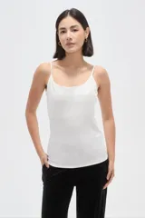 Musculosa de poliamida con breteles finos, cuello redondo y ajuste al cuerpo.