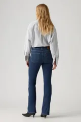 Jeans de corte bootcut con tiro alto, confeccionados en denim de lavado oscuro. Presentan un diseño clásico de cinco bolsillos, cierre de cremallera y botón metálico.