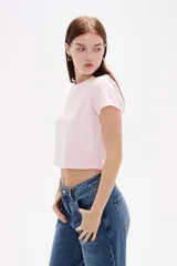 Top cropped de cuello redondo y manga corta, con ajuste al cuerpo.