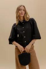 Camisa a rayas verticales rojas y blancas, con cuello bebé, mangas globo 3/4 y botones nacarados.