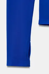 Top azul de manga larga con cuello perkins, confeccionado en mezcla de poliamida.