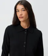 Saco de tricot negro de corte regular, con cuello polo, mangas largas y cierre frontal con botones. Presenta un diseño clásico y versátil.
