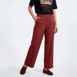 Pantalón de tiro medio color bordeaux, de corte recto y holgado, con cintura elástica y bolsillos laterales.