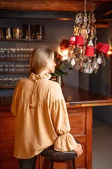 Blusa de algodón color bordó, con cuello alto estilo victoriano con volados, mangas largas abullonadas con puños elásticos y corte holgado con detalle de costura horizontal en el pecho.