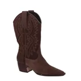 Bota de gamuza marrón con bordados decorativos, taco cuadrado y punta fina.
