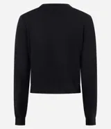 Cardigan negro de punto con escote redondo, mangas largas y cierre delantero con botones dorados.