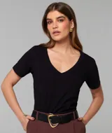 Remera negra de algodón con cuello en V y mangas cortas.