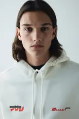 Canguro de algodón color blanco con capucha ajustable, bolsillo frontal tipo canguro y estampado gráfico en el pecho con texto en japonés y la leyenda Masashi 4x4.