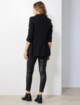 Blazer blanco de crepe, marca BBJ, con cuello solapa, bolsillos delanteros y mangas tres cuartos con frunce. Cuenta con forro interno y diseño abierto al frente.