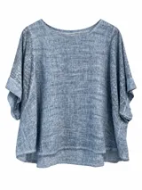 Blusa holgada de color azul con textura efecto lino, escote redondo y mangas cortas amplias con dobladillo.