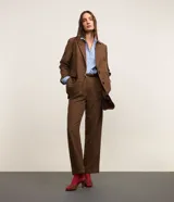 Pantalón recto de poliéster color marrón, con cintura alta de diseño sastre, pliegues delanteros y bolsillos laterales.