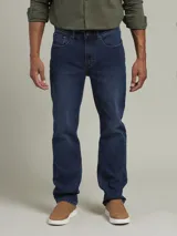 Pantalón de jean azul claro, corte recto, con bolsillos delanteros y traseros.