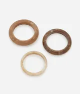 Set de tres pulseras rígidas tipo brazalete, hechas de resina con diseño marmolado en tonos marrones y beige.