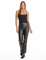 Top de tejido texturizado con breteles finos dobles, escote recto y sujetador interno con copas incorporadas.