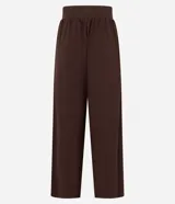 Pantalón deportivo de corte recto y holgado, color marrón, con cintura ancha elástica y pliegues frontales.