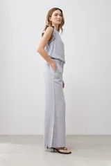 Pantalón ancho de lino color gris melange con tajos laterales.