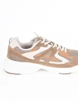 Zapatillas deportivas de estilo urbano, color blanco con detalles en plateado, confeccionadas en malla y material sintético, con suela de goma.