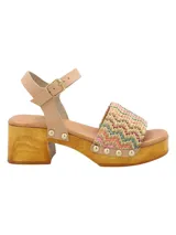 Sandalia de estilo sueco con plataforma y taco cuadrado de madera. Presenta una banda frontal tejida en rafia multicolor con detalles de tachas metálicas y una tira de sujeción al tobillo en cuero color nude con cierre de hebilla.