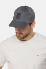 Gorra de béisbol azul de lona con logo en el frente.
