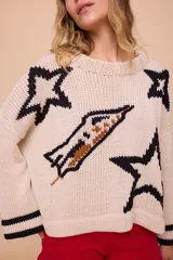 Sweater tejido a máquina manual con bordado a mano. Silueta oversize con mangas anchas y largo por arriba de la cola.