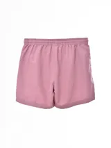 Short de baño color rosado, con cintura elástica y cordón de ajuste blanco. Presenta bolsillos laterales y un pequeño parche circular negro en la parte inferior derecha.