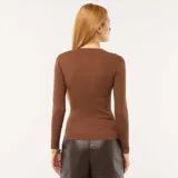 Sweater de punto acanalado color marrón, con cuello redondo y mangas largas ajustadas.
