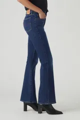 Jeans Levi's 725 Hi Rise Bootcut Eternal, de tiro alto y corte bootcut, color azul oscuro.
