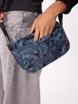 Riñonera Rusty con diseño de camuflaje en tonos marrones. Cuenta con cierre principal, bolsillo frontal con cierre y correa ajustable con logo de la marca.