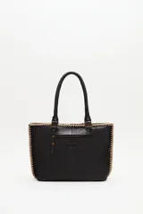 Cartera de mano tipo tote de cuero vacuno negro, con diseño de mariposa en apliques de cuero con estampado animal print. Presenta costuras decorativas en los bordes y en el centro, con doble asa de hombro.