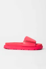 Sandalia tipo slide color fucsia, con suela track de plataforma y tira ancha acolchada en el empeine.