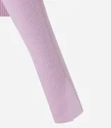 Blusa de punto acanalado marca Blue Steel, con cuello polo estructurado y cierre parcial con cremallera. Presenta un diseño ajustado de manga larga y acabado recto en el ruedo.
