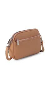 Bandolera pequeña de diseño rectangular en color beige, confeccionada en cuero sintético. Presenta una correa larga ajustable del mismo material y cierre superior con cremallera. Incluye el logo de la marca grabado en la parte frontal.