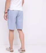 Bermuda de sarga color blanco, de corte recto y diseño básico con bolsillos laterales y traseros.