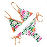 Bikini de dos piezas con estampado floral y de rayas, con detalles en color naranja. El corpiño es de corte triangular con tiras regulables y bordes con apliques decorativos, y la bombacha es tipo tanga con tiras laterales para atar.