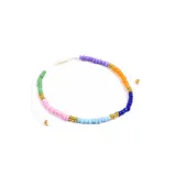Pulsera elástica con cuentas de colores y detalles dorados.