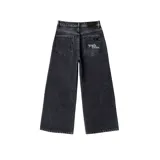 Pantalón de jean estilo ultra baggy, color negro con efecto lavado. Presenta un corte extremadamente holgado, bolsillos traseros con bordado de marca en tipografía gótica y costuras reforzadas.