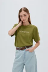 Remera de manga corta negra, con cuello redondo y estampado de texto blanco en el pecho.